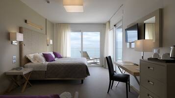 Minibar, coffres-forts dans les chambres, bureau