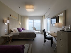 Minibar, in-room safe, desk, laptop workspace - Hotel Le Soleil (Jesolo)