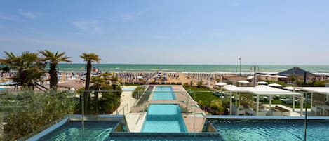 3 piscines extérieures, parasols de plage, chaises longues