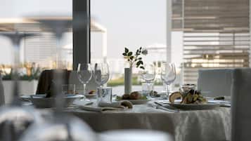 供應午餐、晚餐;多國菜;海灘景
