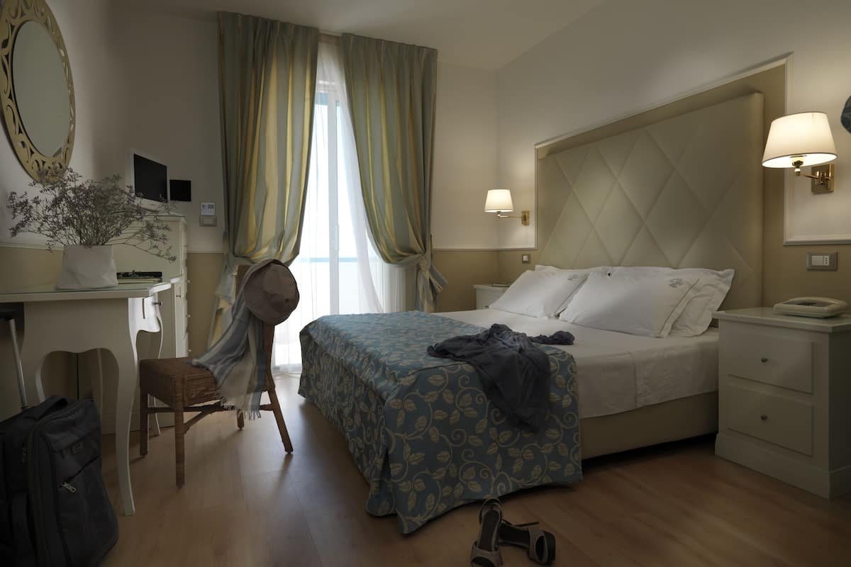 1 slaapkamer, een minibar, een kluis op de kamer, een bureau