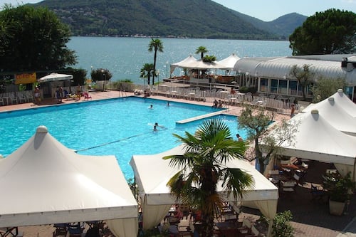 Piscine extérieure, parasols de plage, chaises longues