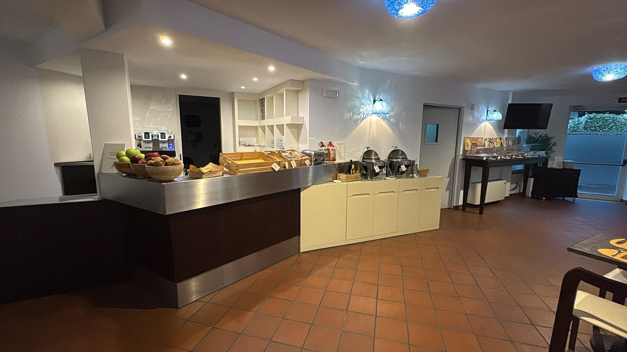 Una cucina moderna con isola centrale, elettrodomestici integrati e zona pranzo con vista.