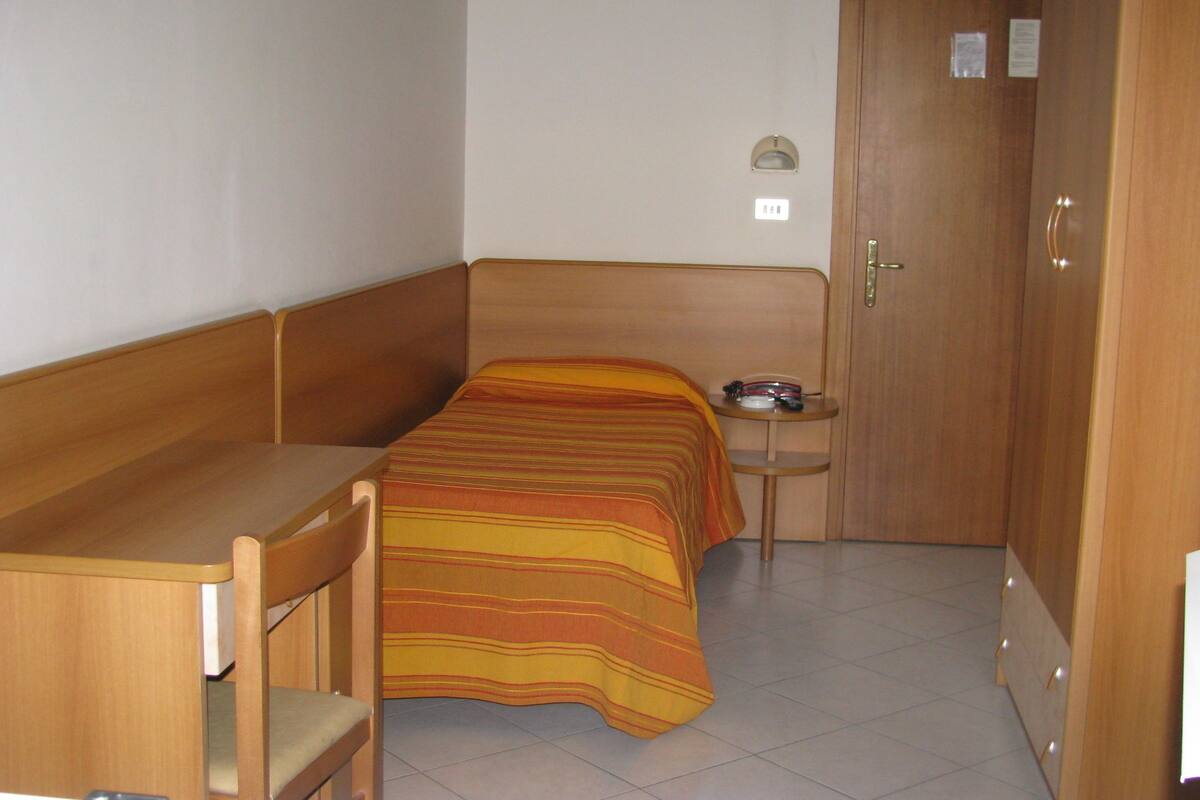 Single Room, Private Bathroom | Desk, WiFi (free)
