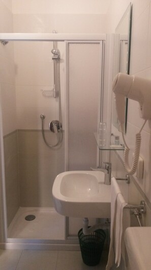 Single Room, Private Bathroom | Desk, free WiFi