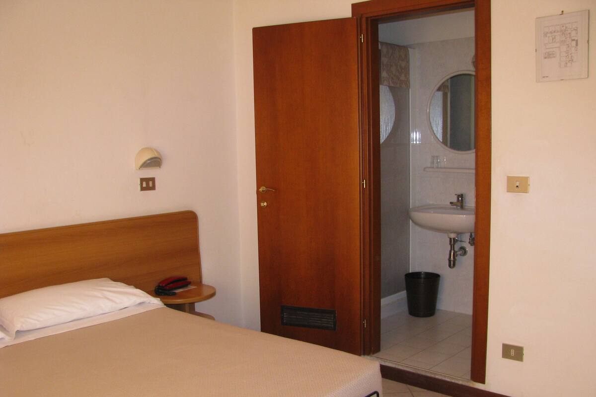 Double Room, Private Bathroom | Desk, WiFi (free)