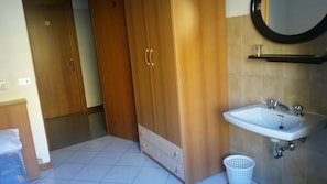 Single Room, Shared Bathroom | Desk, free WiFi - Pensione Marconi (Bologna)