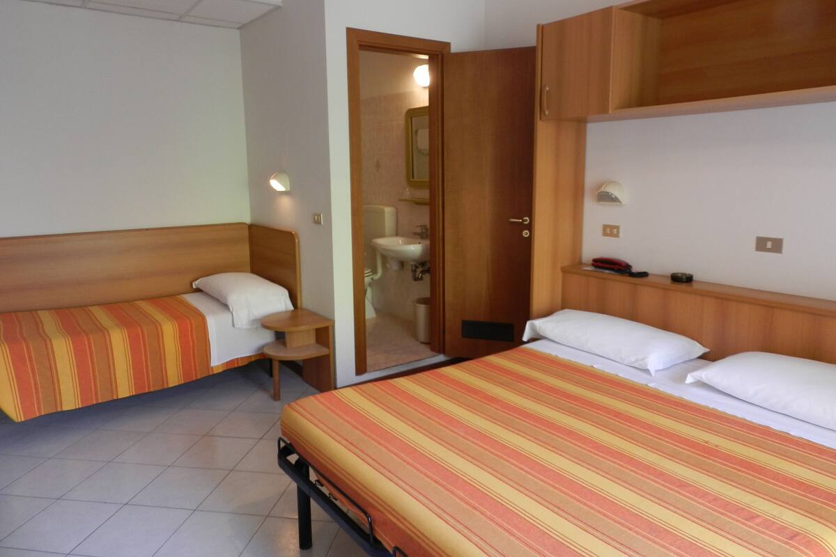 Triple Room, Private Bathroom | Desk, WiFi (free)