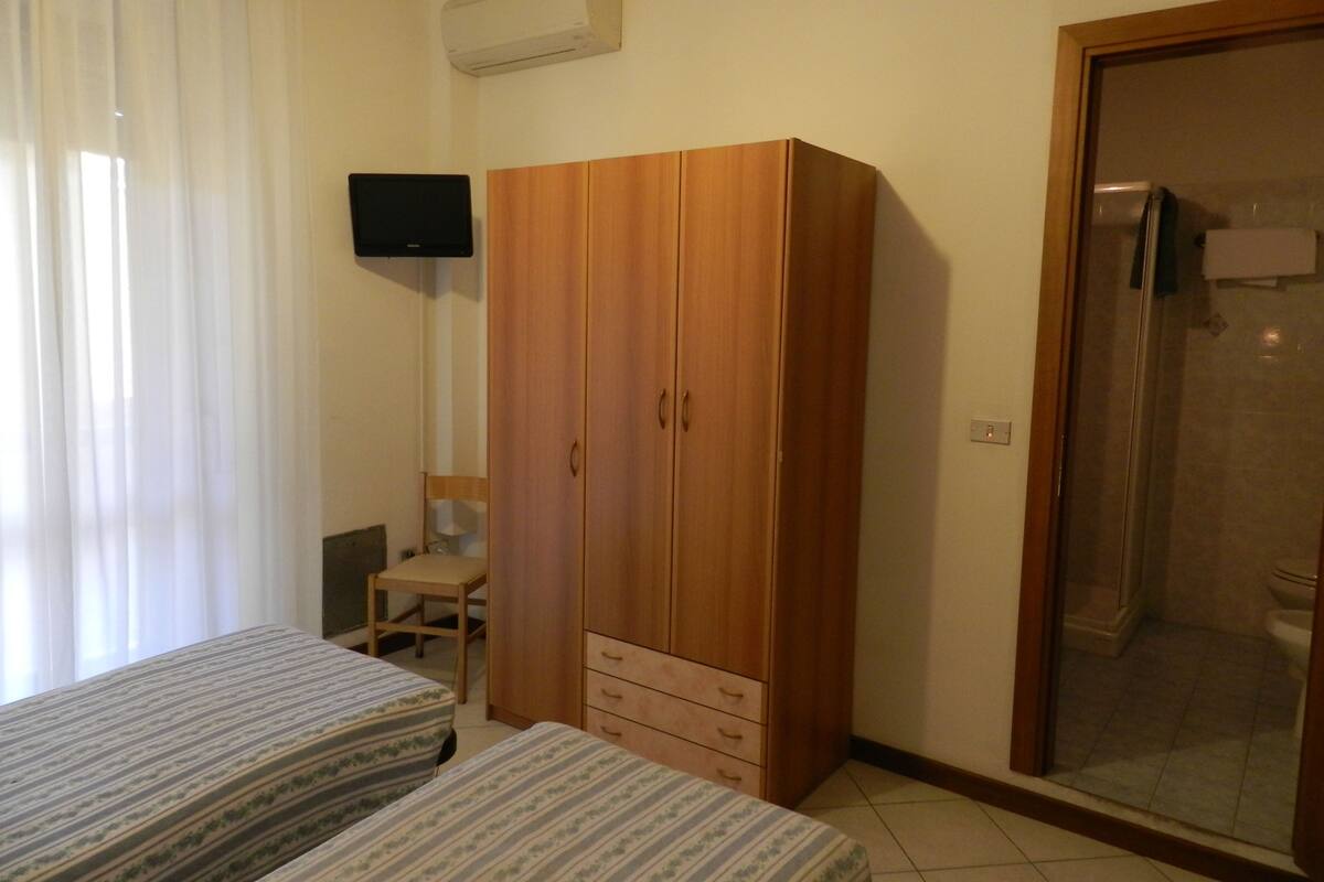 Standard Room, 2 Twin Beds, Private Bathroom | Desk, WiFi (free)