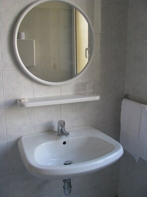 Standardzimmer, 2 Einzelbetten, eigenes Bad | Waschbecken im Bad