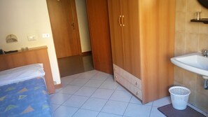 Single Room, Shared Bathroom | Desk, free WiFi - Pensione Marconi (Bologna)