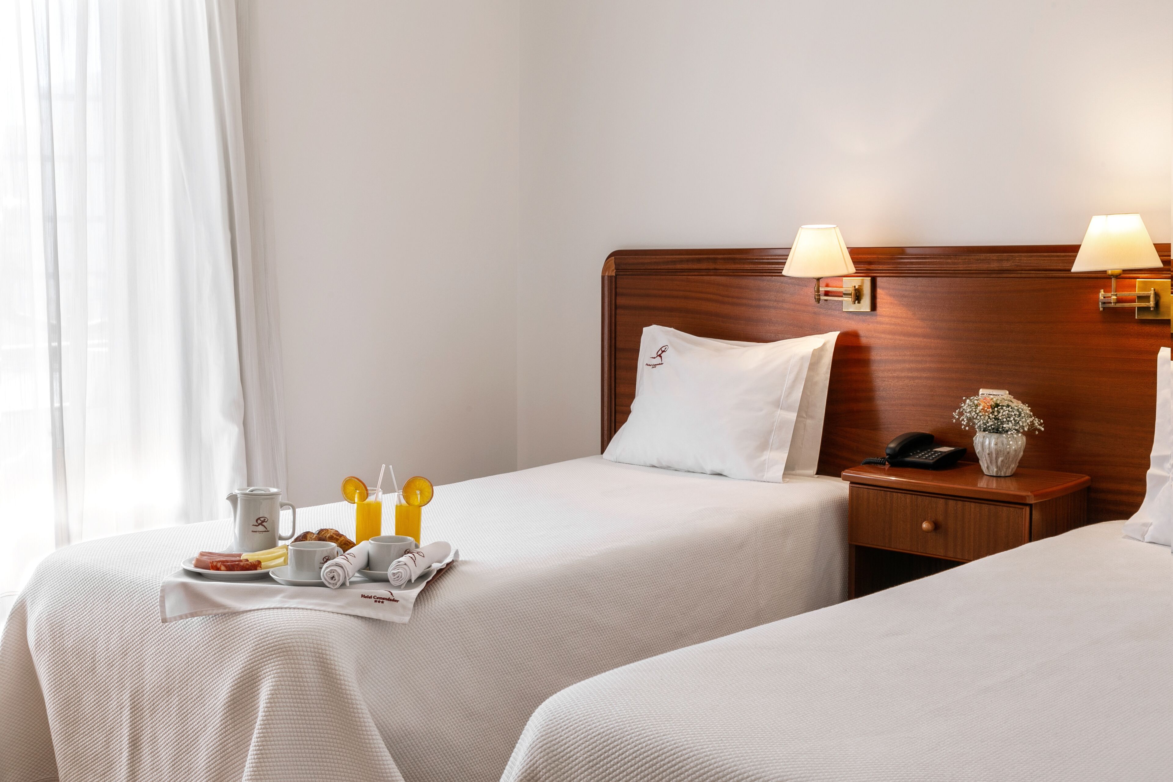 Escritorio, wifi gratis y ropa de cama 