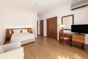 Habitación con 1 cama matrimonial o 2 individuales | Escritorio, wifi gratis y ropa de cama 