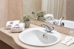 Kostenlose Toilettenartikel, Haartrockner, Handtücher