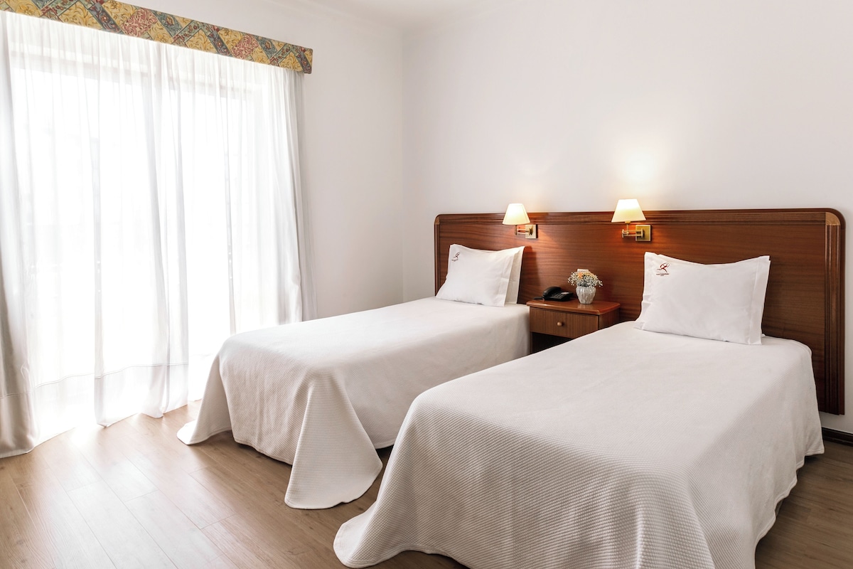 Escritorio, wifi gratis y ropa de cama 