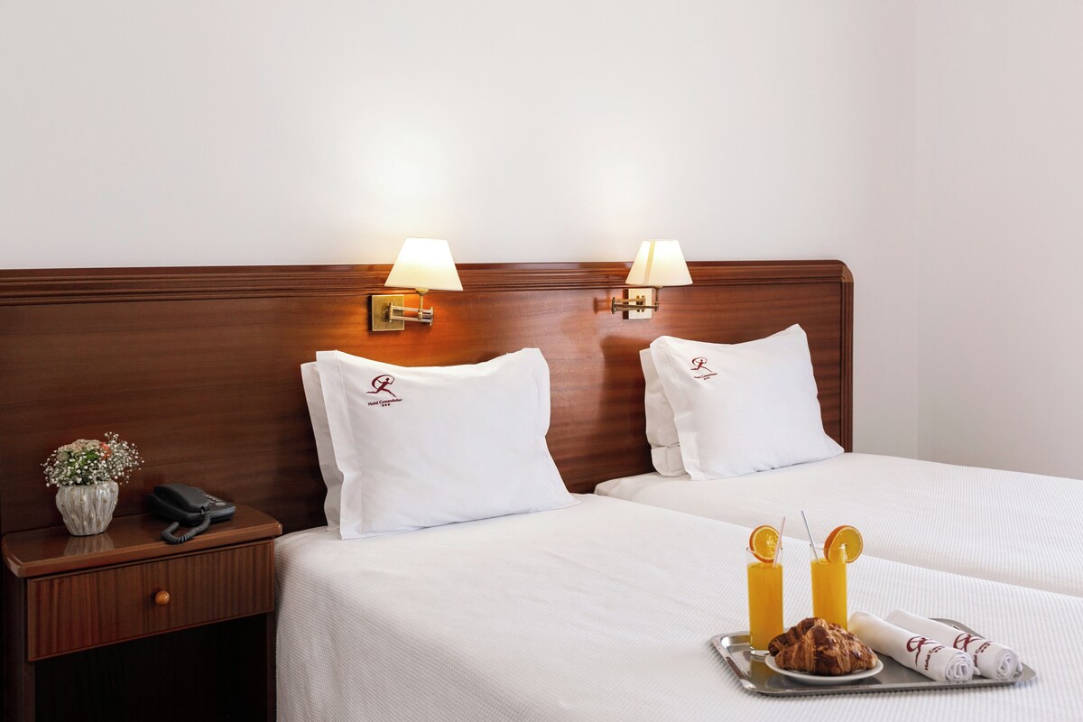 Escritorio, wifi gratis, ropa de cama