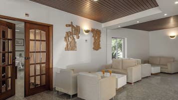 Coin salon dans le hall