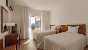 Dobbeltværelse med dobbeltseng eller 2 enkeltsenge | Skrivebord, gratis Wi-Fi, sengetøj