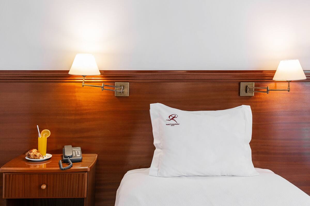 Single Room | Desk, WiFi (free), bed sheets