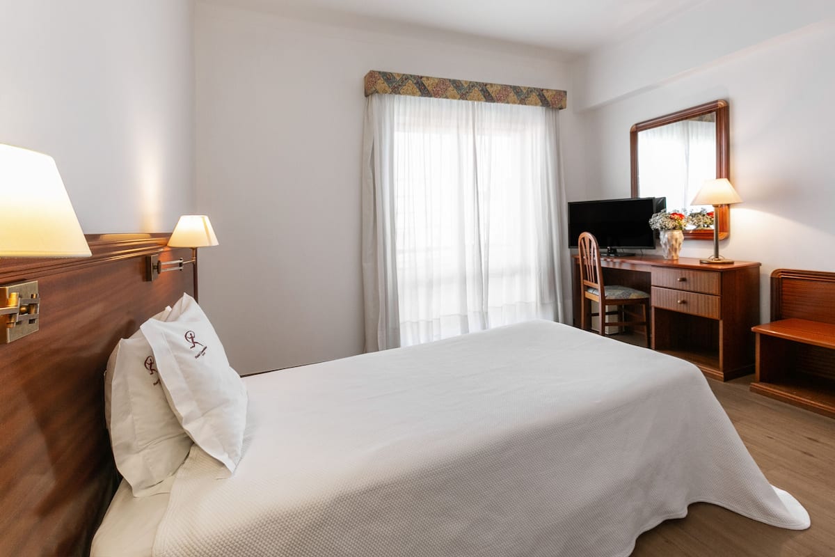 Escritorio, wifi gratis y ropa de cama