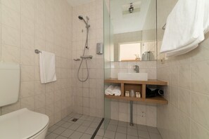 Single Room | Bathroom | Free toiletries, towels