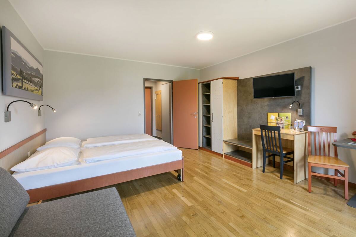 Een kluis op de kamer, een bureau, gratis wifi, beddengoed