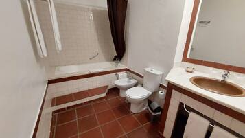 Habitación doble, 1 cama doble | Baño | Bañera, artículos de higiene personal gratuitos y secador de pelo