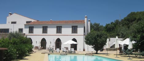 Piscine extérieure, parasols de plage, chaises longues