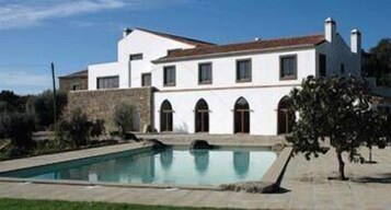 室外游泳池，池畔遮阳伞，日光浴躺椅