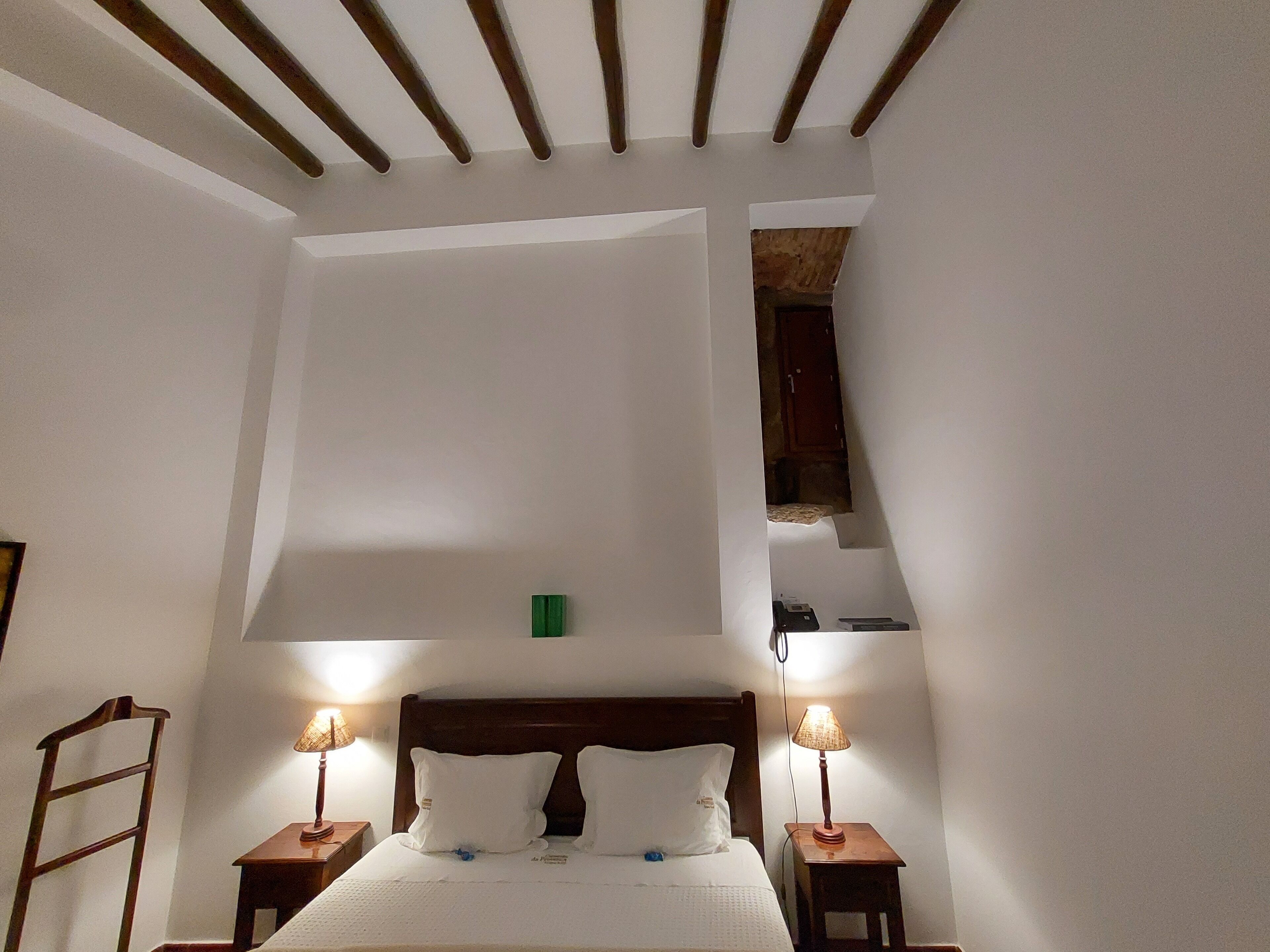 Minibar, caja de seguridad en la habitación y decoración personalizada 