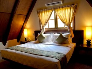 Tempat tidur Select Comfort, brankas, meja kerja, dan tirai kedap cahaya