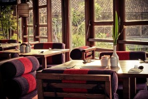 Melayani sarapan, makan siang, makan malam; dengan pemandangan taman