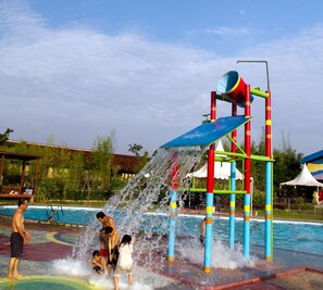 Kolam renang outdoor, dengan payung kolam renang