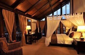 Select Comfort beds, in-room safe, desk, blackout curtains