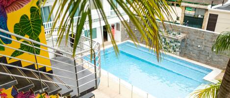 2 piscines extérieures, chaises longues