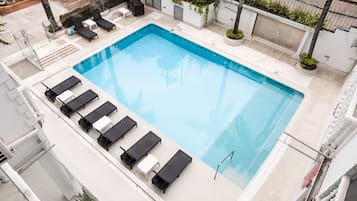 2 udendørs pools, liggestole