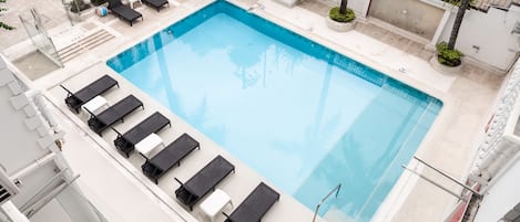 2 utomhuspooler och solstolar