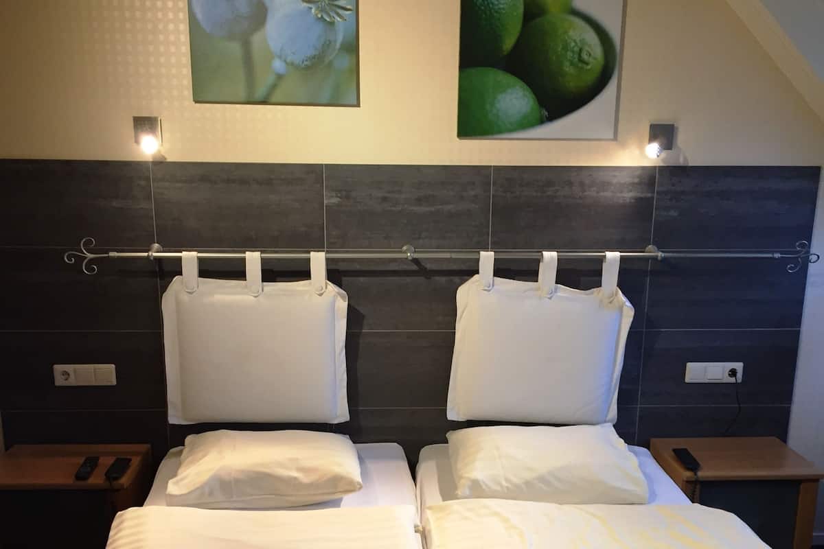 Business Twin Room | In-room safe, desk, blackout drapes, free cribs/infant beds
