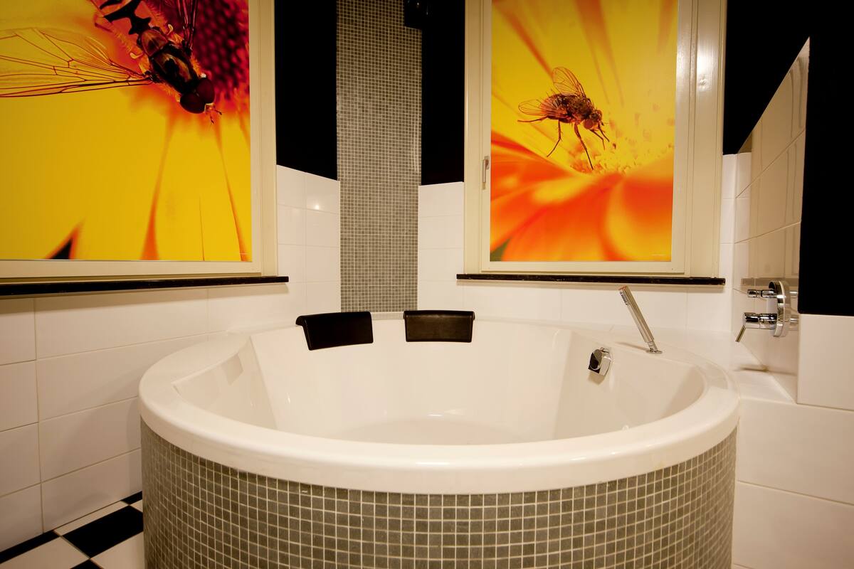 Suite, Annex Building (Ambtenaar) | Bathroom | Hair dryer, towels