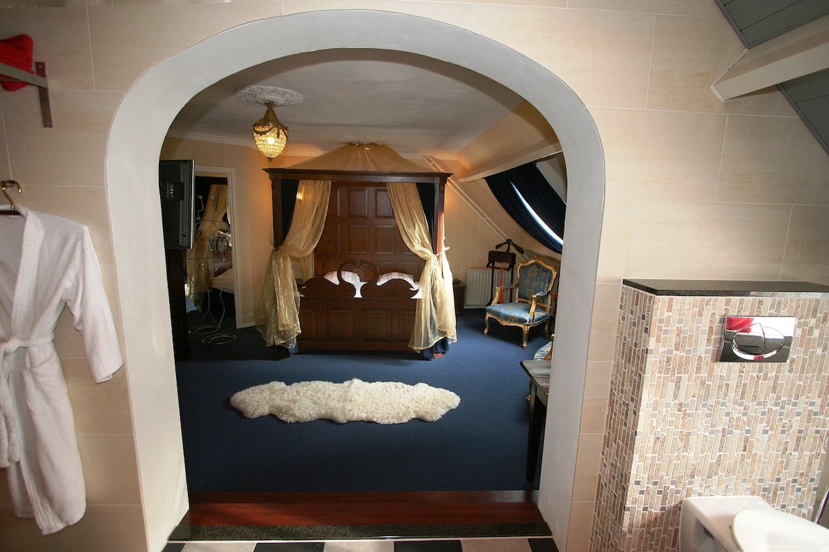Honeymoon Suite | In-room safe, desk, blackout drapes, free cribs/infant beds