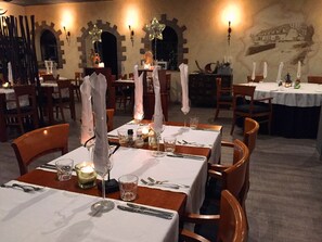 Petit déjeuner, déjeuner, dîner et brunch servis sur place