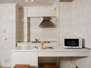 Double or Twin Room (Apartment) | Private kitchen | Full-size fridge, microwave, coffee/tea maker, cookware/dishes/utensils - Apartamentos Portazgo (A Coruña)