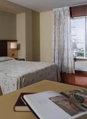 Habitación con 1 cama doble o 2 individuales (Apartment) | Escritorio, tabla de planchar con plancha, wifi gratis y ropa de cama