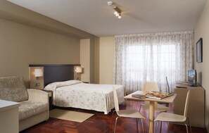 Habitación triple (Apartment) | Escritorio, tabla de planchar con plancha, wifi gratis y ropa de cama