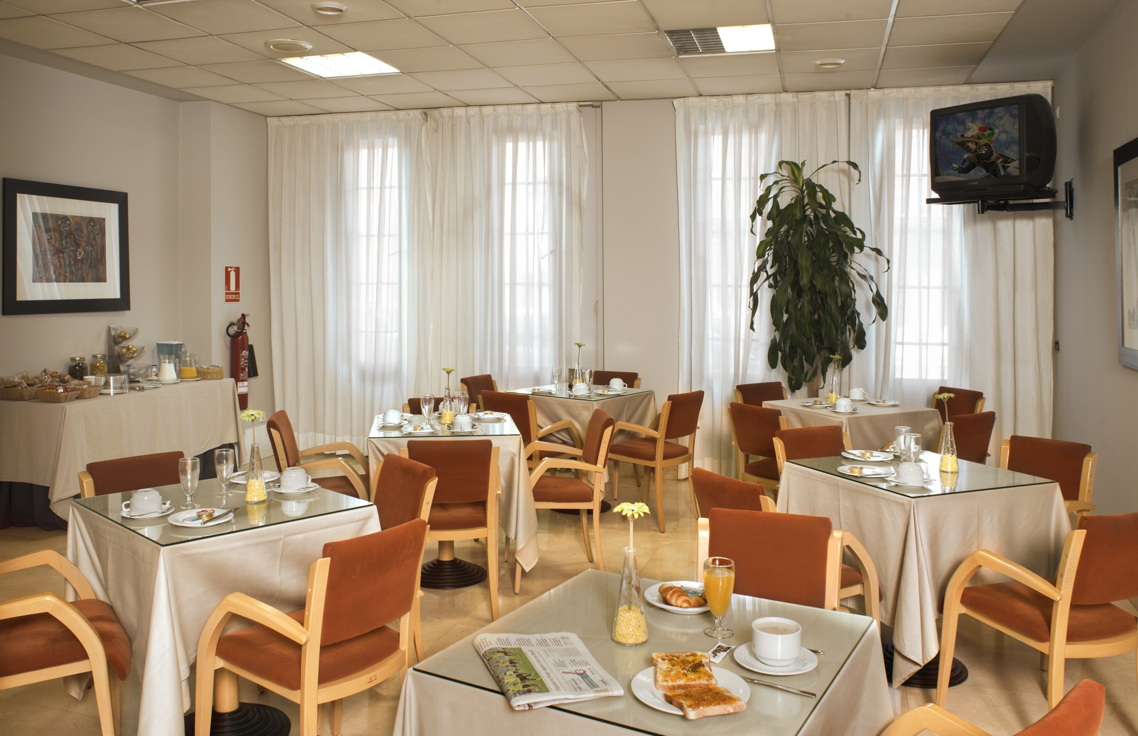 Daily continental breakfast (EUR 8 per person)