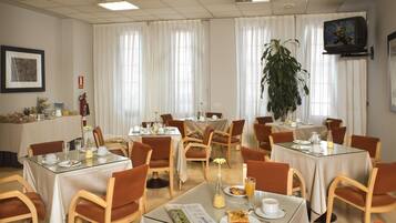 Dagelijks continentaal ontbijt (EUR 8 per persoon)