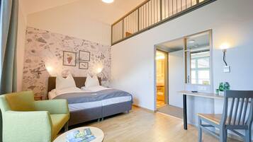 Zimmersafe, Schreibtisch, Verdunkelungsvorhänge, kostenloses WLAN