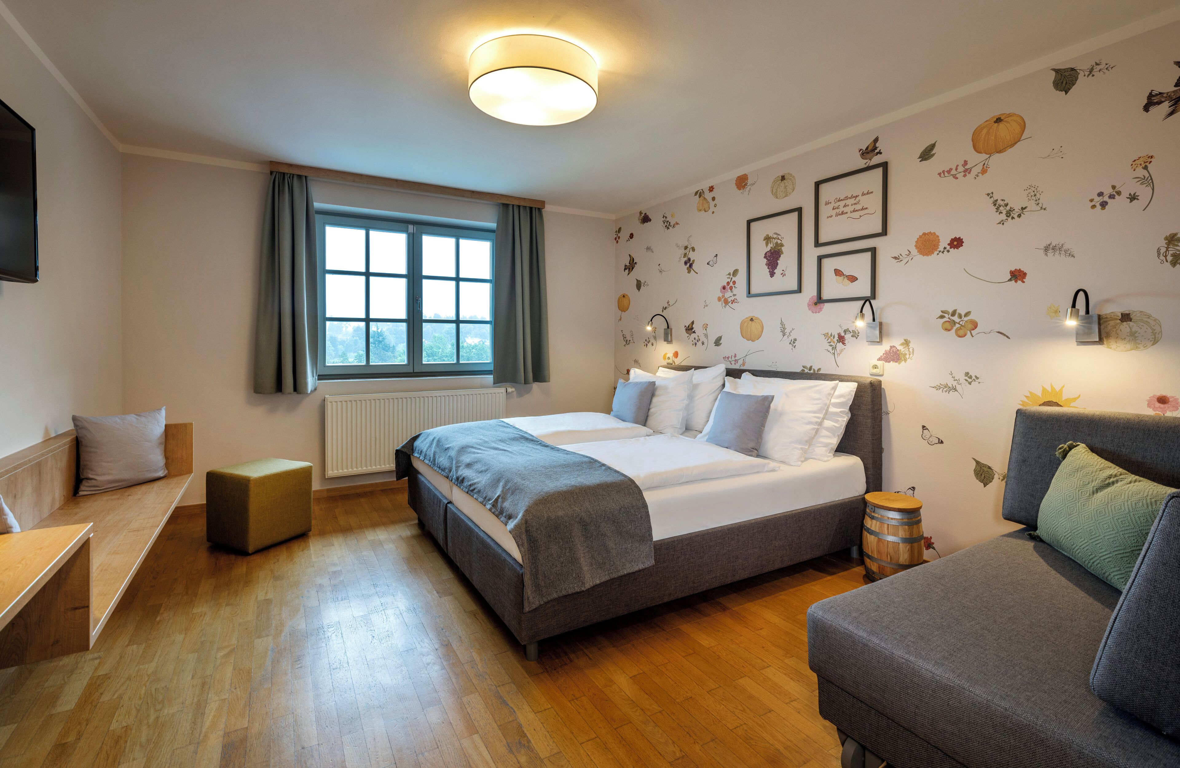 Une chambre à coucher avec un lit, un canapé, une fenêtre et un radiateur.