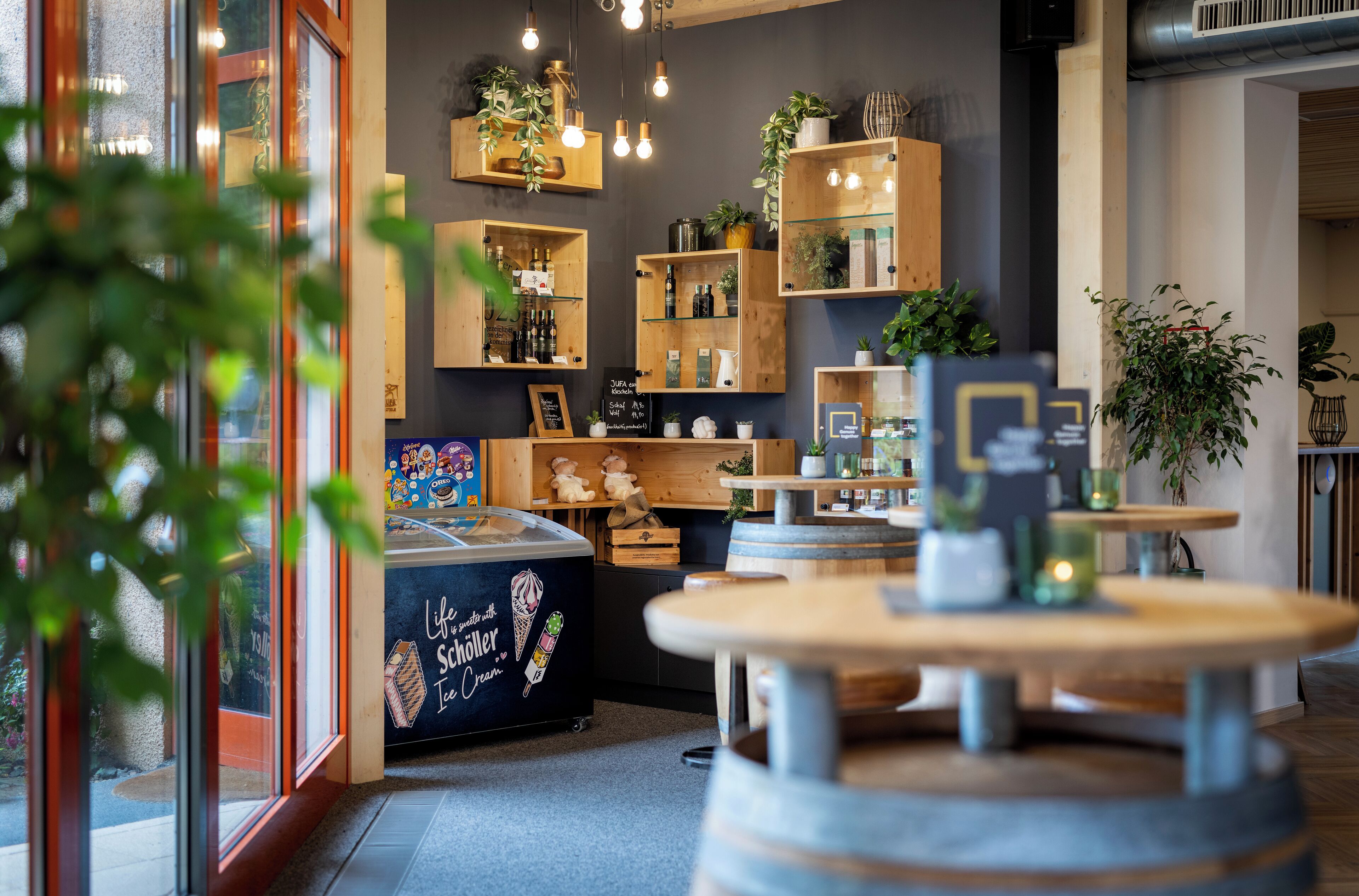 Een gezellig interieur met houten planken, hanglampen en een bar.