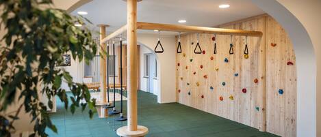 Una pared de escalar con múltiples puntos de agarre y estructura de madera.